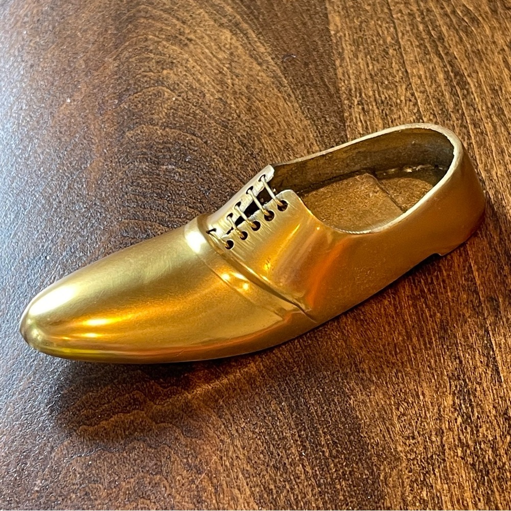 VINTAGE BRASS METAL SHOE FOR TRINETS OR PLANTS